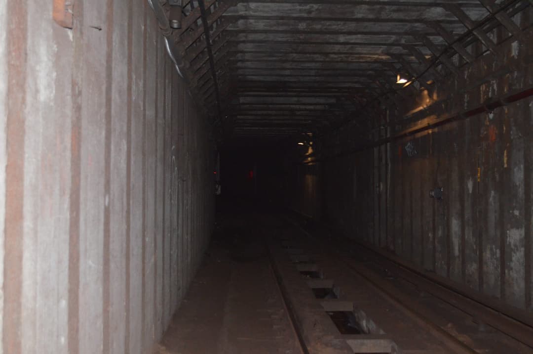 This section passes under the Lexington Ave line's tracks