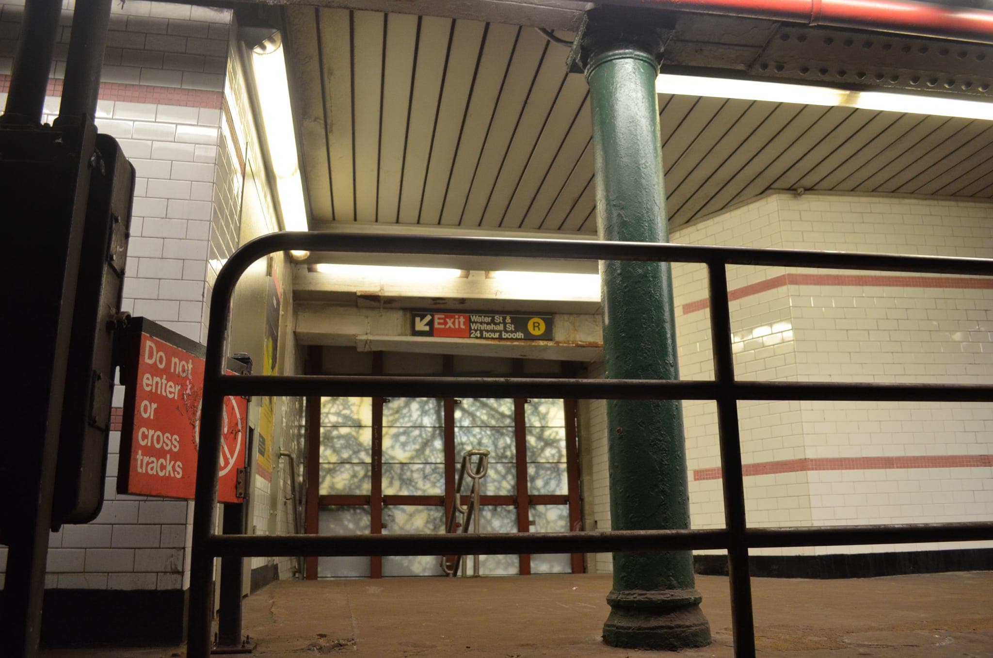 Quick transfer to the R train! Wouldn't recommend taking the transfer though, you gotta pass motion sensors to reach it
